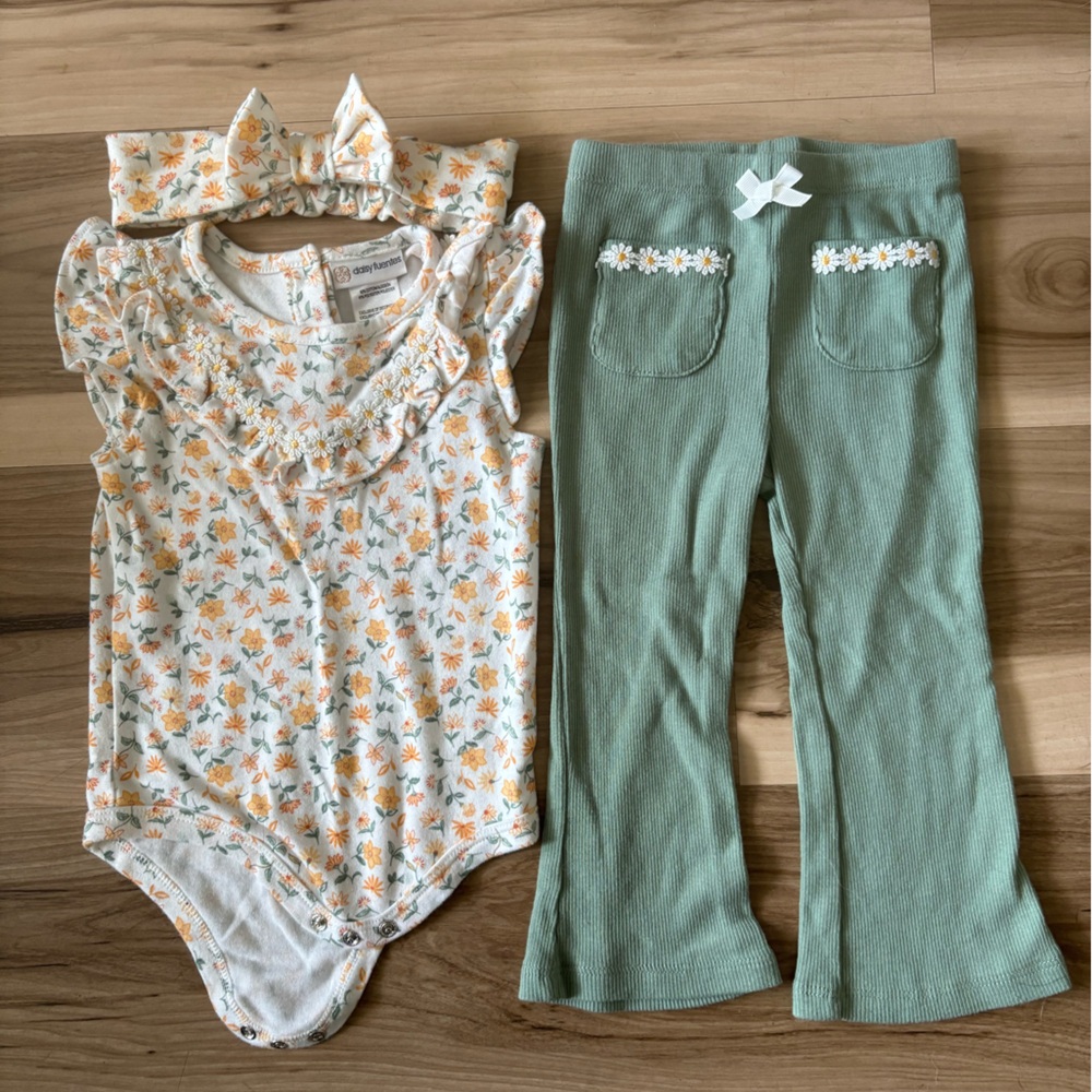 Daisy Fuentes Floral Baby Set - Green and White